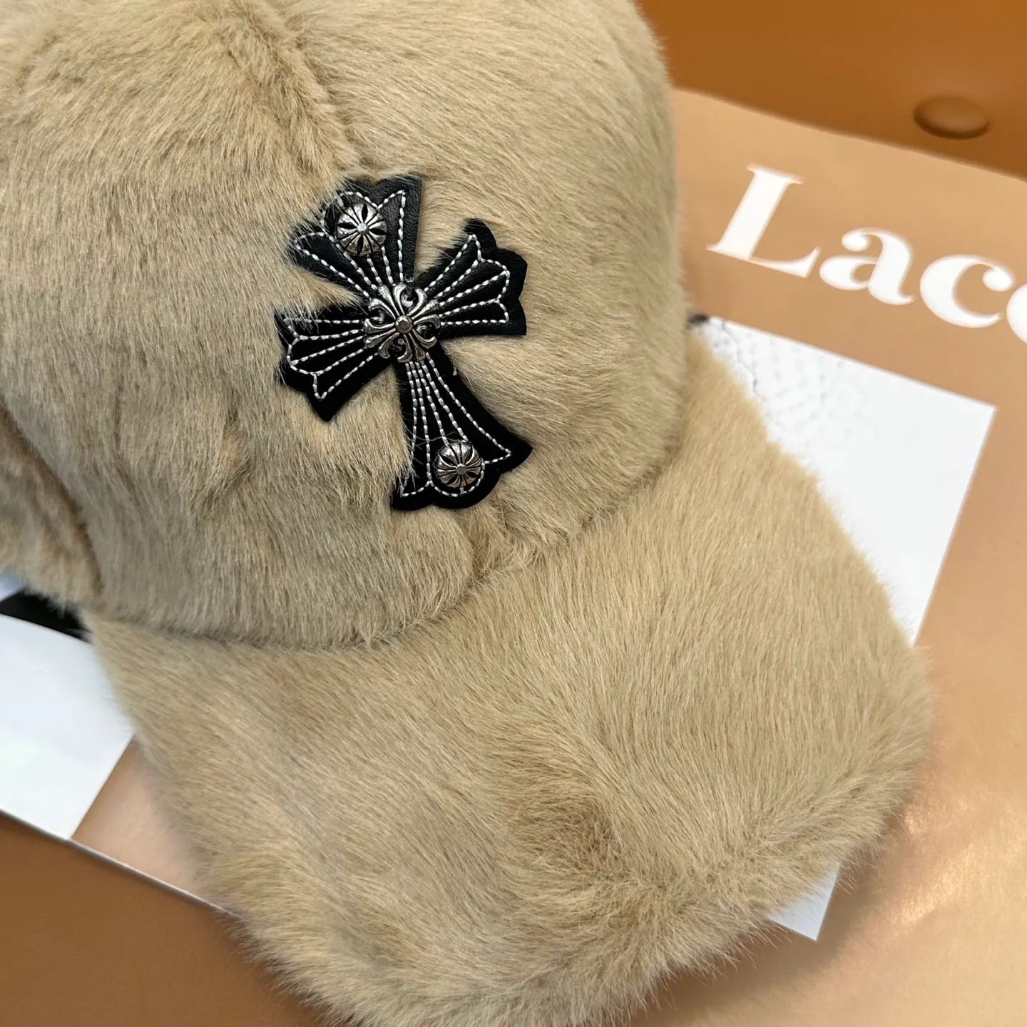P66 Crow Heart's new autumn and winter baseball cap. It is full of autumn and winter atmosphere. The quality is great. The deepening of the hat shape makes it more elegant. It is very nice for both men and women. It is a classic among classics. It goes well with daily wear. Casual and fashionable.